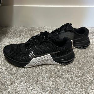 Women’s black with white metcon 7 training shoes. Worn 4x.
